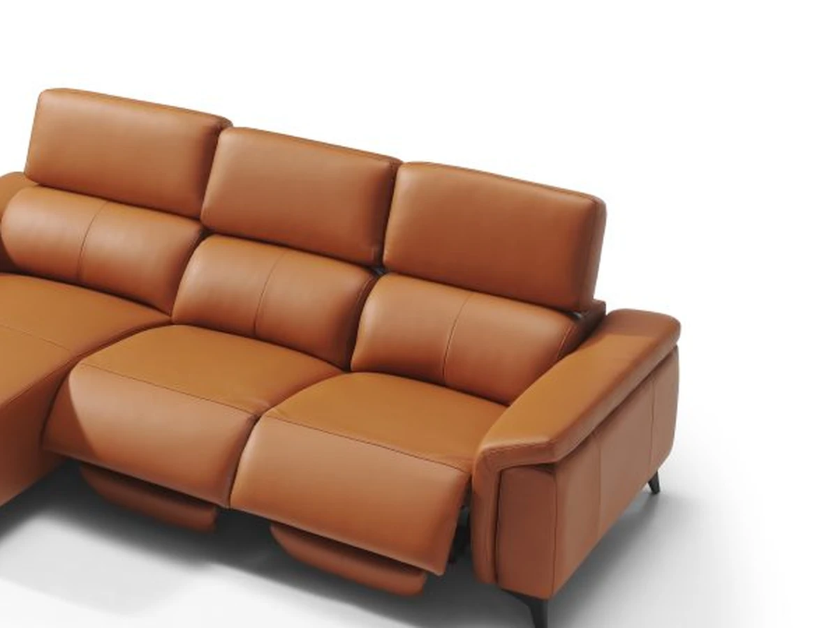 Sofá de piel con asientos relax motorizados extendidos